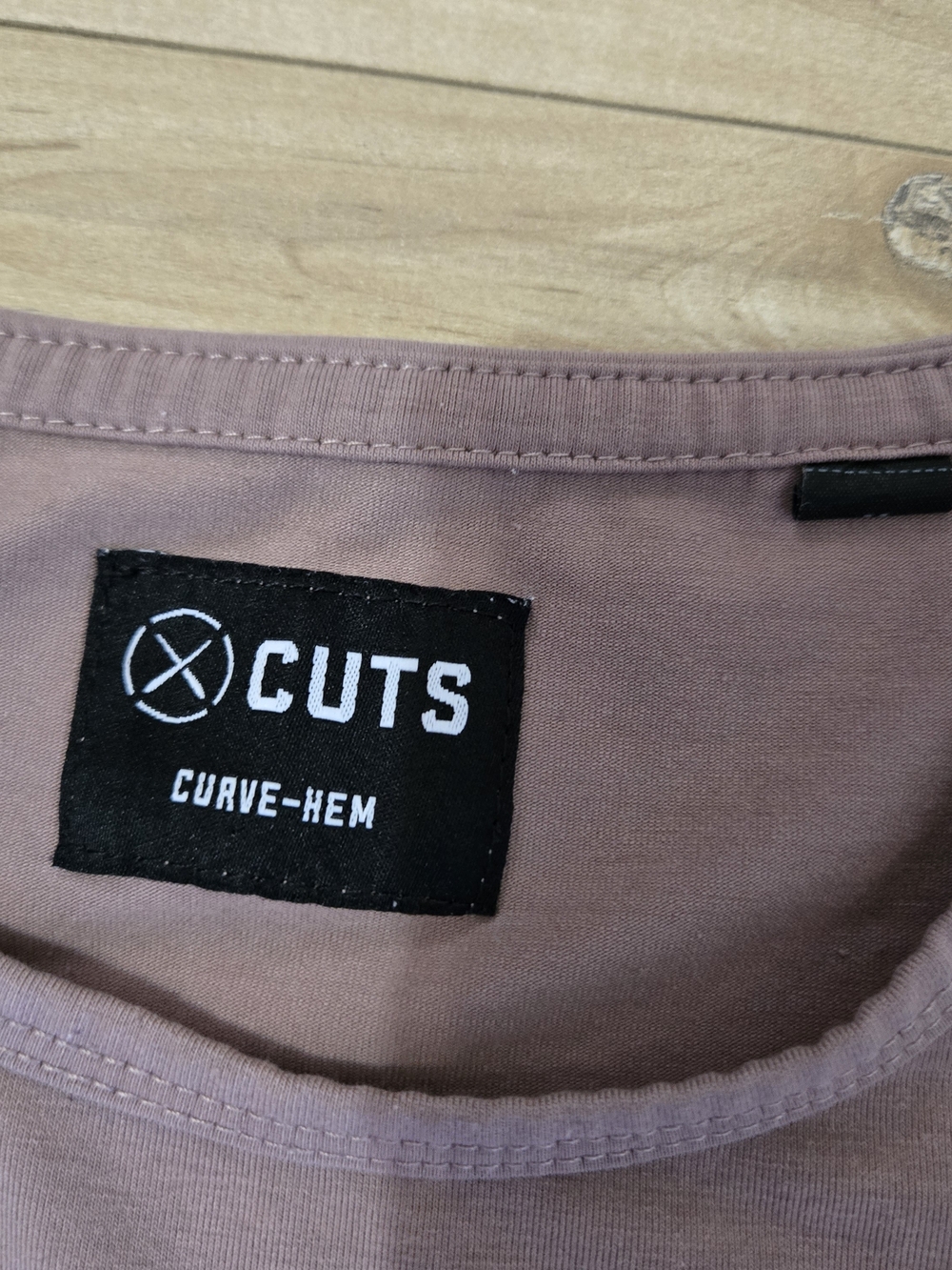 Cuts Clothing Men’s Medium AO Curve-Hem Short Sleeve Tee | Rosewood Mauve - Picture 3 of 8